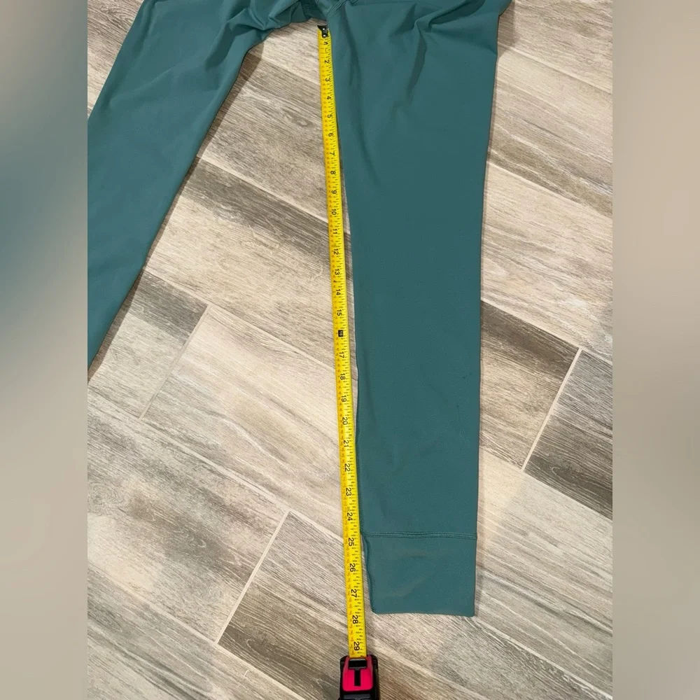 Vuori Daily Leggings-PLEASE SEE MEASUREMENTS. - Picture 5 of 10